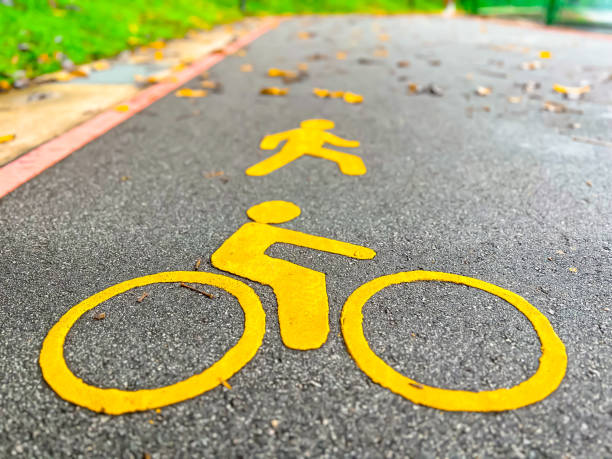 istock Symbol for sharing the path between pedestrians and cyclists. 1757195391