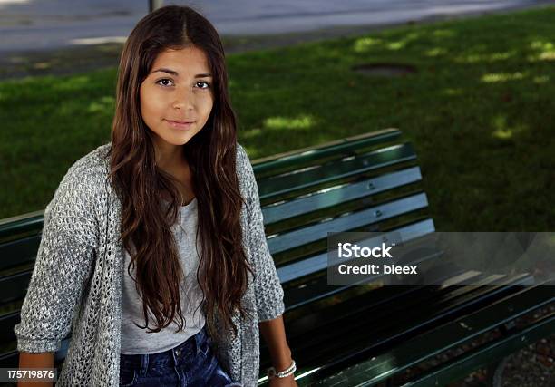 Photo libre de droit de Gaie Jeune Femme Latina banque d'images et plus d'images libres de droit de Adolescence - Adolescence, Adolescent, Adulte