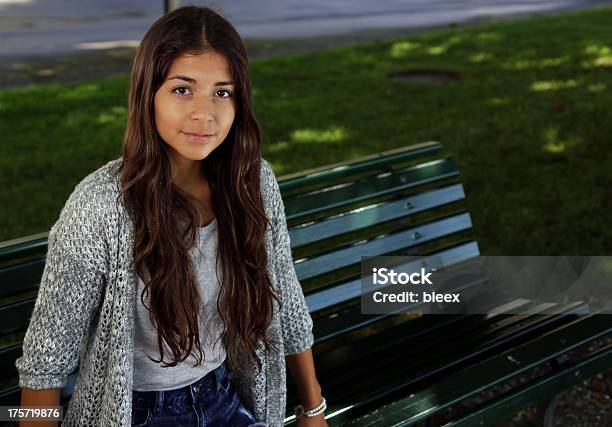 Alegre Jovem Latina Mulher - Fotografias de stock e mais imagens de Adolescente - Adolescente, Adolescência, Adulto