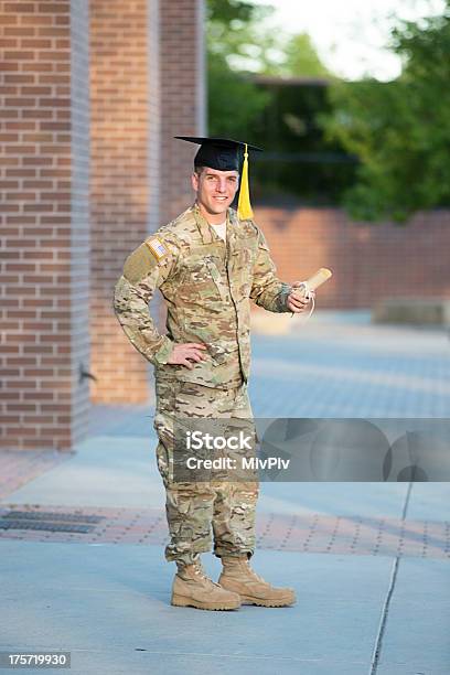 Photo libre de droit de Soldat Américain Avec Chapeau De Remise Des Diplômes banque d'images et plus d'images libres de droit de Culture américaine