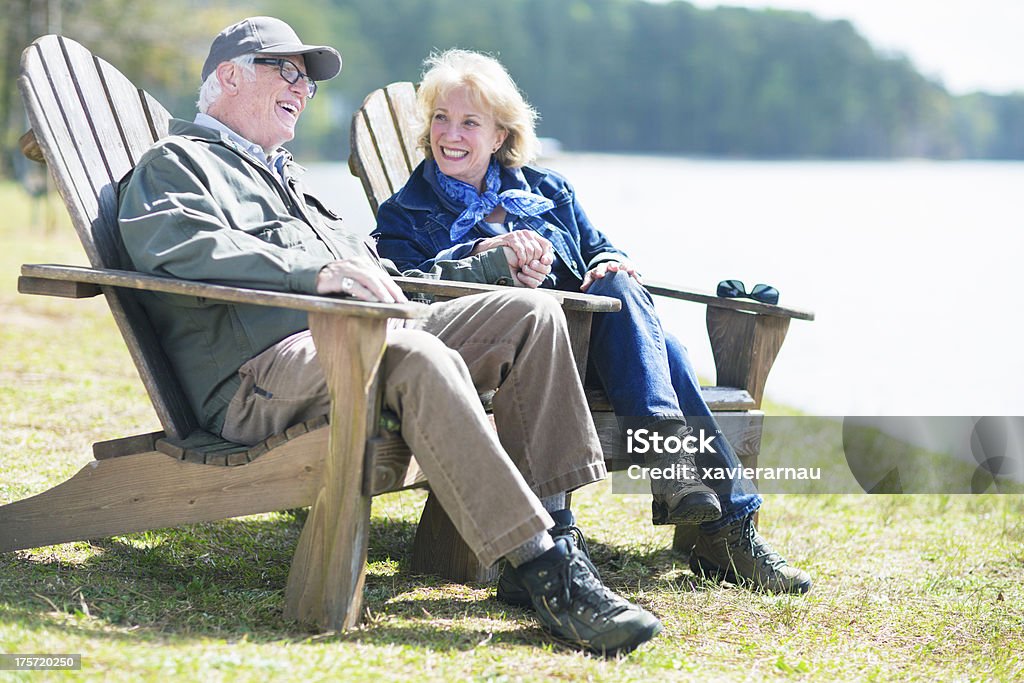 Pensionamento accanto al lago - Foto stock royalty-free di Sedia Adirondack