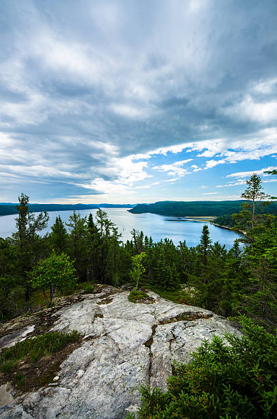 paisagem de montanha, quebec, canadá, o lago, céu, natureza, fiorde - saguenay imagens e fotografias de stock