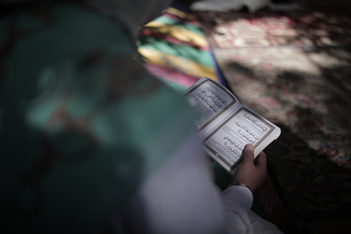 Muslim women are reading the Qur'an