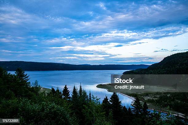 Photo libre de droit de Paysage De Montagne Au Canada Au Québec Le Lac Ciel Menaçant Nature Un Fjord Ombre banque d'images et plus d'images libres de droit de Amérique du Nord