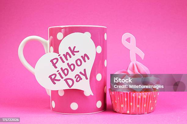 Cupcake Mit Rosa Schleife Tag Nachricht Auf Polka Dot Cup Stockfoto und mehr Bilder von Brustkrebs-Schleife