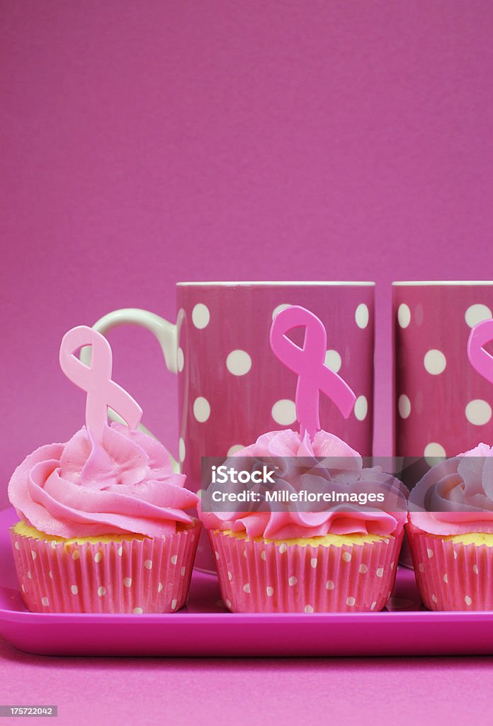 ピンクのリボンカップケーキ、コーヒーカップ-垂直ます。 - お茶の時間のロイヤリティフリーストックフォト