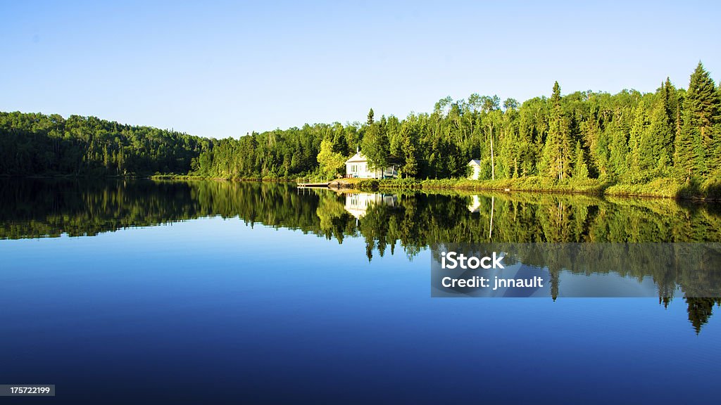 House Cottage Lake, Reflexionen, Wasser, Wald, ruhigen, ländlichen Umgebung - Lizenzfrei Abenddämmerung Stock-Foto
