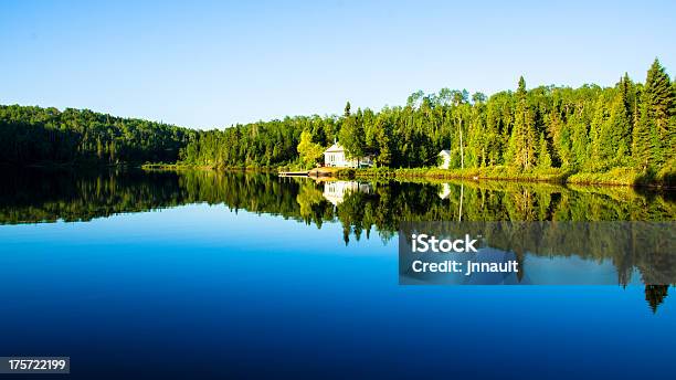 Dom Domek Lake Odbicia W Wodzie Forest Cichej Krajobraz Wiejski - zdjęcia stockowe i więcej obrazów Bez ludzi