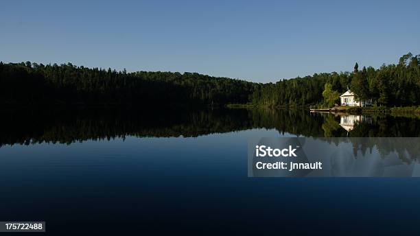 Photo libre de droit de Maison Cottage Lake Reflets Leau La Forêt Calme Scène Rurale banque d'images et plus d'images libres de droit de Angle de prise de vue