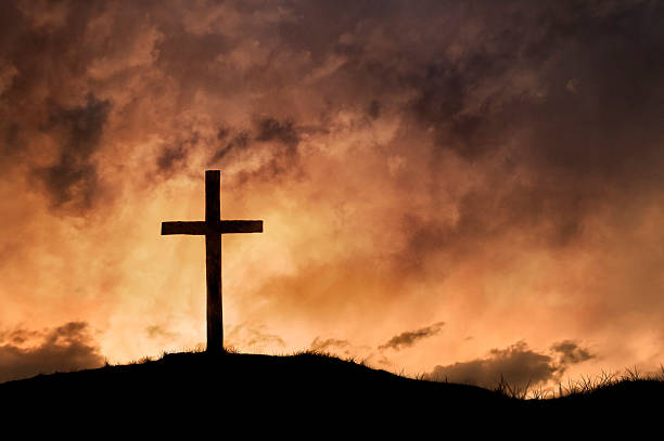 christian cross avec beau coucher de soleil - god landscape majestic cross photos et images de collection