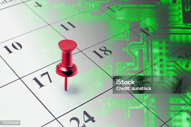 Calendario Y Placa De Circuito Foto de stock y más banco de imágenes de Calendario - Calendario, Tablero de circuitos, Chincheta