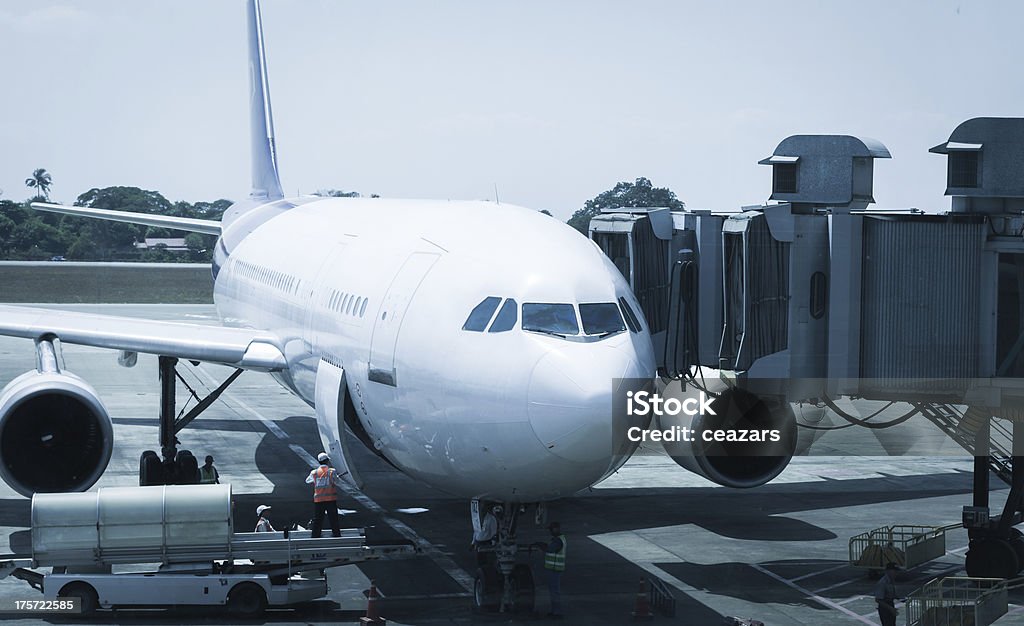Technicien de maintenance aérienne au sol de l'aéroport - Photo de Aile d'avion libre de droits