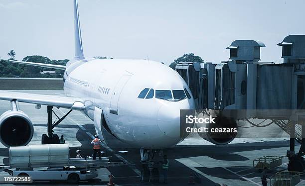 Photo libre de droit de Technicien De Maintenance Aérienne Au Sol De Laéroport banque d'images et plus d'images libres de droit de Aile d'avion