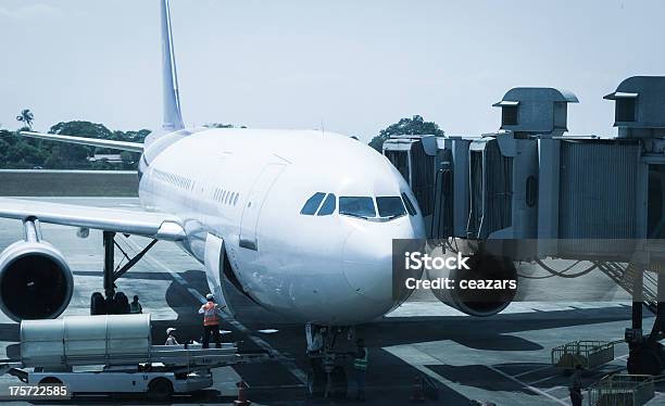 Foto de Equipe De Serviço De Solo e mais fotos de stock de Aeroporto - Aeroporto, Asa de aeronave, Avião
