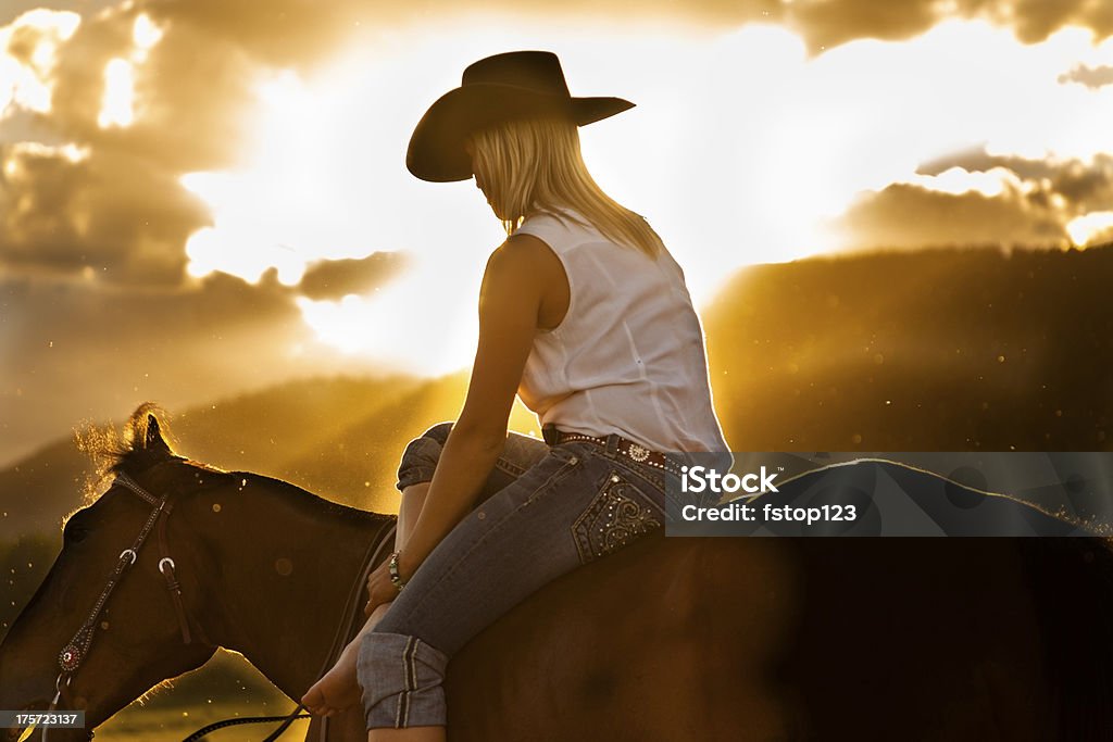 Cow-boy: Cow-girl prenant une pause sur cheval. Magnifique coucher de soleil. - Photo de 18-19 ans libre de droits