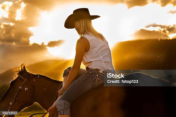 Photo libre de droit de Cowboy Cowgirl Prenant Une Pause Sur Cheval Magnifique Coucher De Soleil banque d'images et plus d'images libres de droit de 18-19 ans