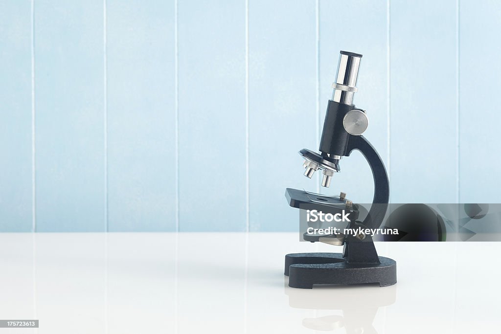顕微鏡 - テーブルのロイヤリティフリーストックフォト