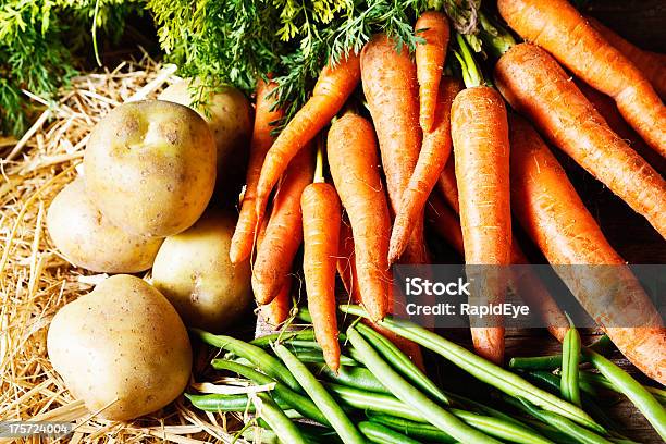 ファーマーズマーケット表示のニンジン豆とポテトのストロー - イモ類のストックフォトや画像を多数ご用意 - イモ類, ニンジン, カラー画像