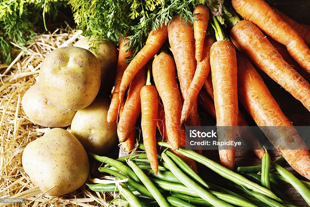 Mercado de agricultores de exibição de cenoura, vagem e batatas em palha - Foto de stock de Batata - Tubérculo royalty-free