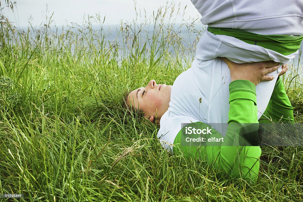 Средний возрасте женщина делает Йога упражнения на открытом воздухе - Стоковые фото Активный образ жизни роялти-фри