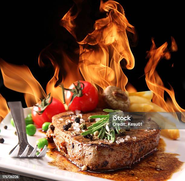 Delicioso Bife De Carne De Vaca - Fotografias de stock e mais imagens de Alecrim - Alecrim, Bife, Carne