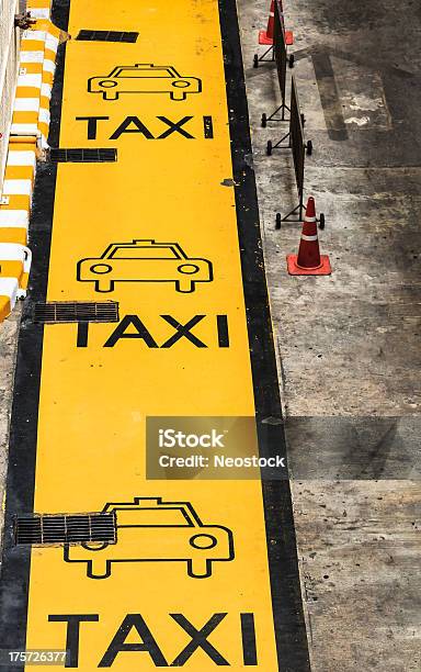 Стоянка Такси Lane — стоковые фотографии и другие картинки Stop - английское слово - Stop - английское слово, Автомобиль, Автостоянка