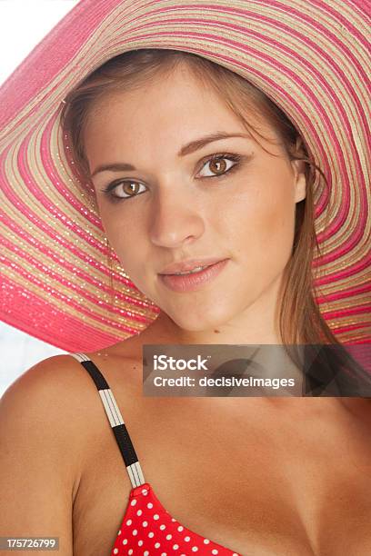 Hermosa Joven Usar Bikini Mujer Con Un Sombrero Y Sol Foto de stock y más banco de imágenes de 18-19 años