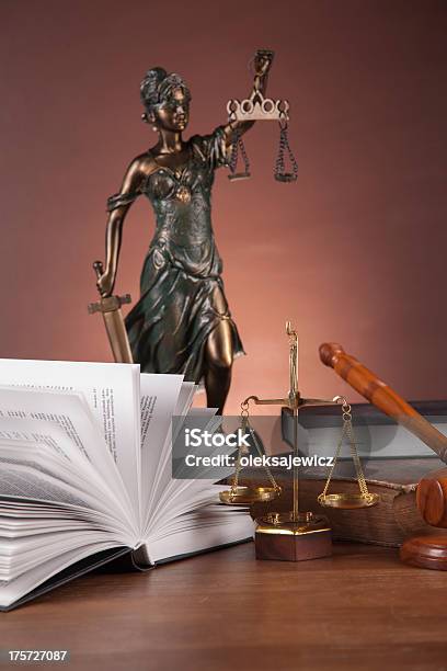 Prawa I Sprawiedliwości Skład Z Ciemnym Tle - zdjęcia stockowe i więcej obrazów Autorytet - Autorytet, Brązowy, Budynek sądu