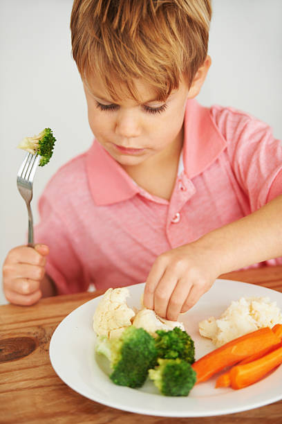 mama mówi muszę wypróbuj. - cute disgust carrot caucasian zdjęcia i obrazy z banku zdjęć