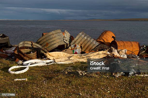 Depósito De Lixo - Fotografias de stock e mais imagens de Ao Ar Livre - Ao Ar Livre, Barril, Beira d'Água