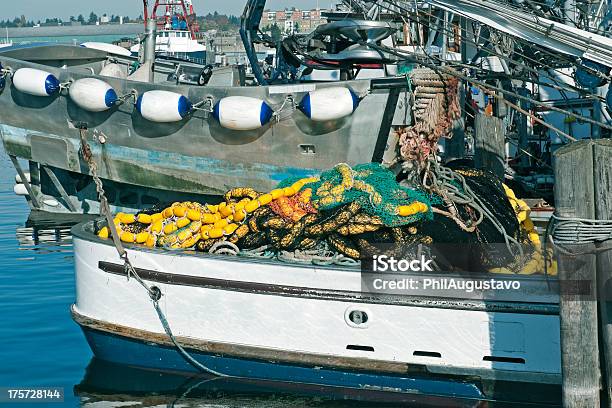 La Pesca De Arrastre Con Bloque De Potencia Y Net Bote Foto de stock y más banco de imágenes de Agua