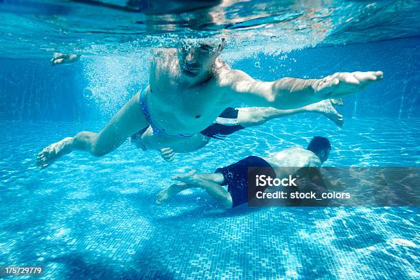 Underwater Diversión Foto de stock y más banco de imágenes de 25-29 años - 25-29 años, Actividad, Actividades recreativas