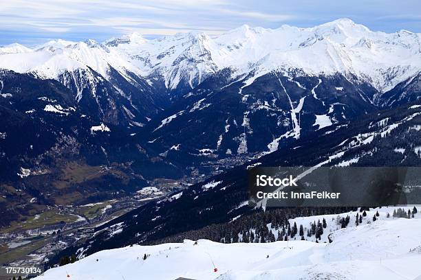 Alpi Montagne E Un Villaggio Alpino Nella Valle - Fotografie stock e altre immagini di Albero