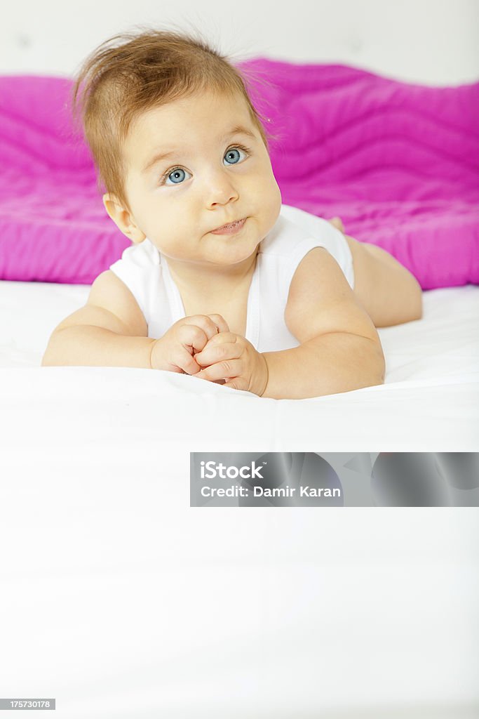 Baby auf dem Bett - Lizenzfrei 0-11 Monate Stock-Foto