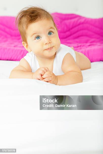 Baby Auf Dem Bett Stockfoto und mehr Bilder von 0-11 Monate - 0-11 Monate, Baby, Babyzimmer
