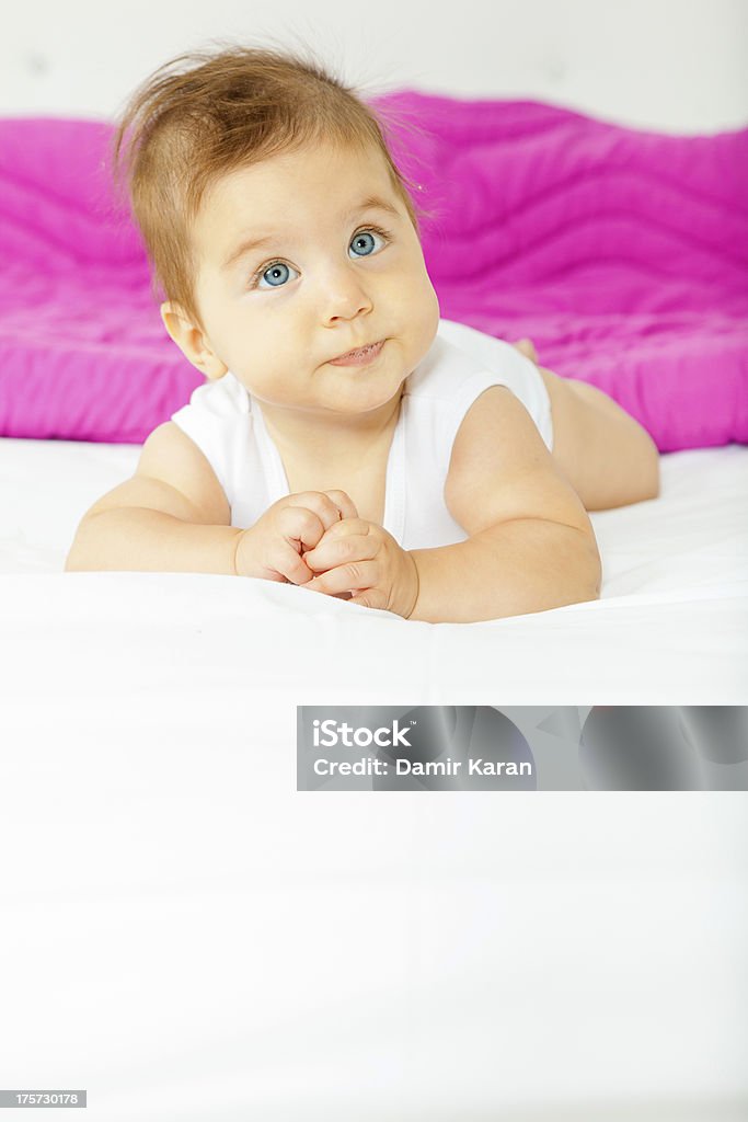 Ребенок на кровати - Стоковые фото 0-11 месяцев роялти-фри