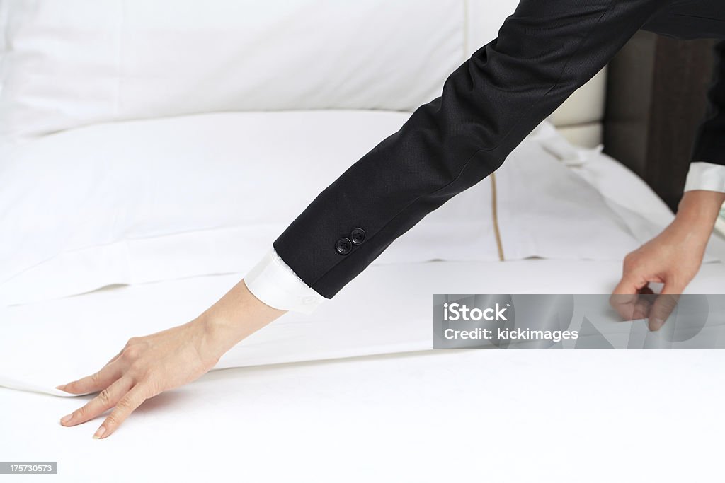 Cambiare lenzuola per il letto - Foto stock royalty-free di Completo
