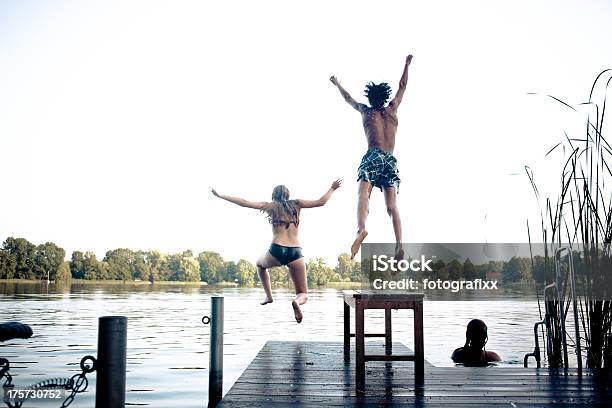 Carefree Día De Verano Adolescentes Sumergiéndose En Un Lago Foto de stock y más banco de imágenes de Adolescencia