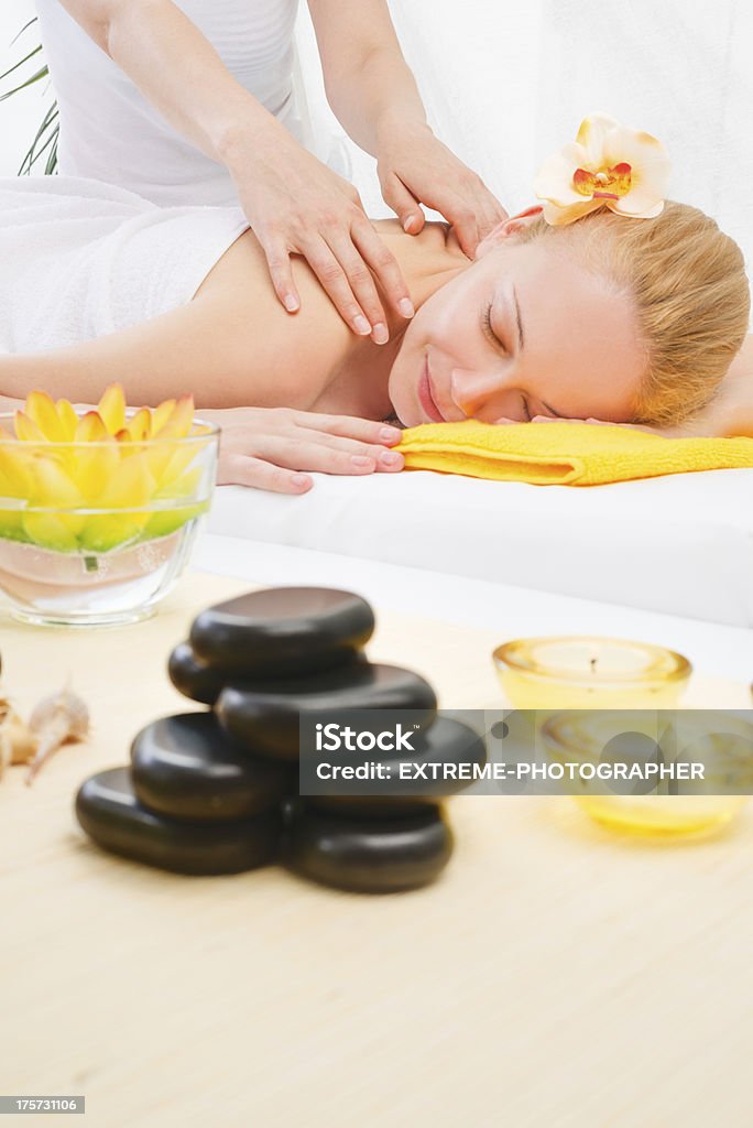 Massagem no spa center - Foto de stock de Adulto royalty-free