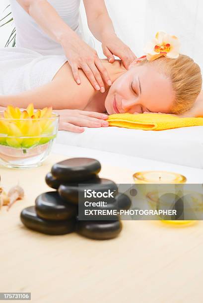 Foto de Massagem No Spa Center e mais fotos de stock de Adulto - Adulto, Beleza, Bem-estar