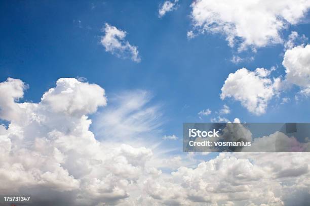 Schönen Blauen Himmel Stockfoto und mehr Bilder von Bedeckter Himmel - Bedeckter Himmel, Bildhintergrund, Blau