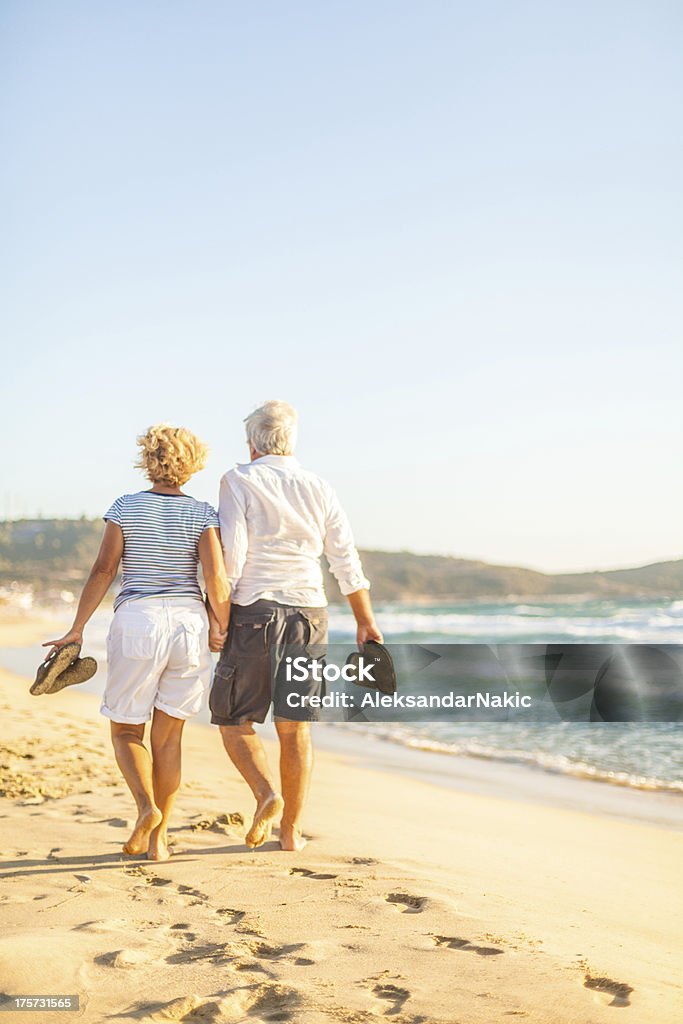 Caminata por la playa - Foto de stock de 60-69 años libre de derechos