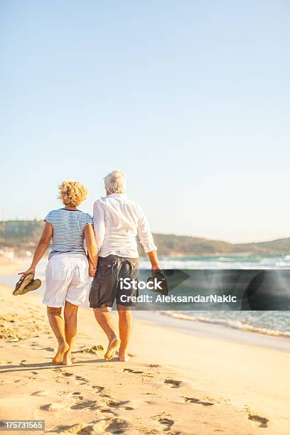 Photo libre de droit de Promenade Sur La Plage banque d'images et plus d'images libres de droit de Activité de loisirs - Activité de loisirs, Adulte, Adulte d'âge mûr