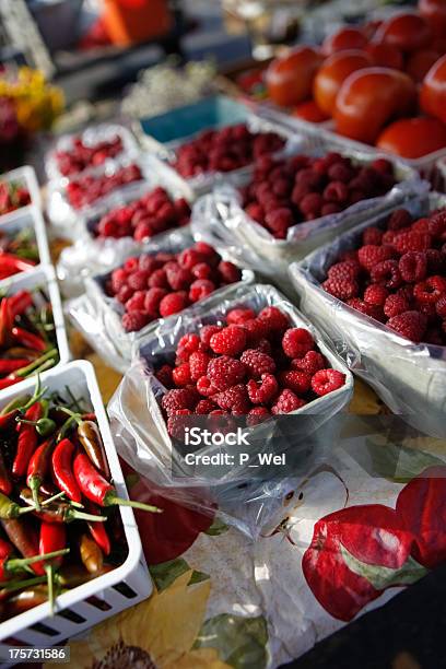 Photo libre de droit de Produits Frais Dans Un Marché Paysan banque d'images et plus d'images libres de droit de Aliment - Aliment, Aliment cru, Framboise