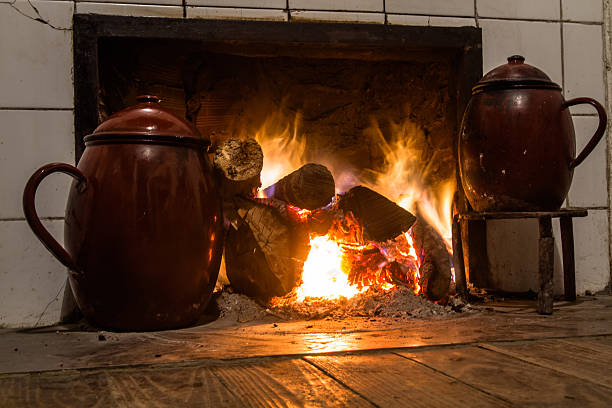 istock chimney pots on the fire - Pucheros en la chimenea 175733575