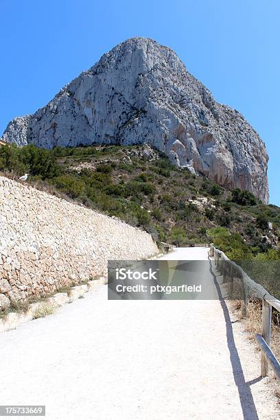 Naturalny Park Z Penon De Ifach Położony W Calp Hiszpania - zdjęcia stockowe i więcej obrazów Alicante