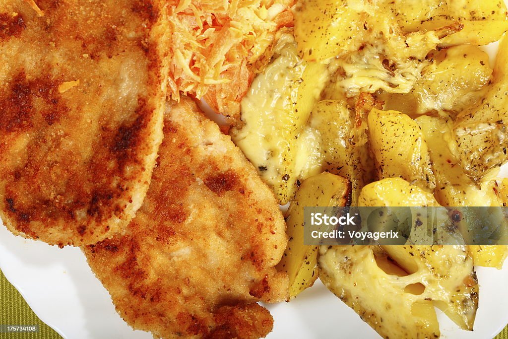 Arrosto di pollo fritto e insalata di carote potatos - Foto stock royalty-free di Alla griglia