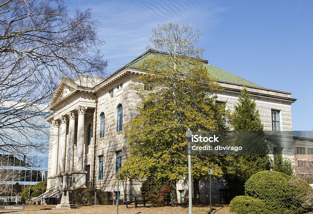 Colonnes en pierre dans le vieux palais de justice par des arbres - Photo de Arbre libre de droits