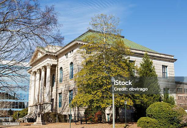 Foto de Colunas De Pedra No Old Courthouse Por Árvores e mais fotos de stock de Arquitetura - Arquitetura, Cidade, Clássico