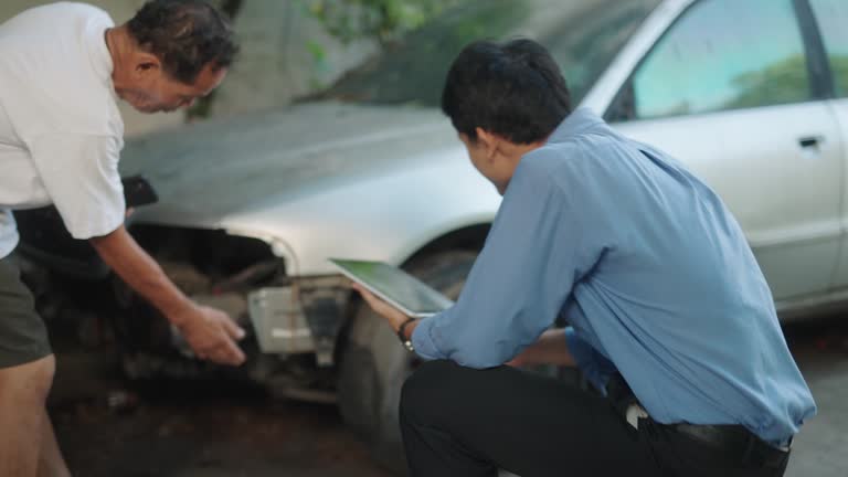 A senior man explains to the insurance agent what happened in a car accident